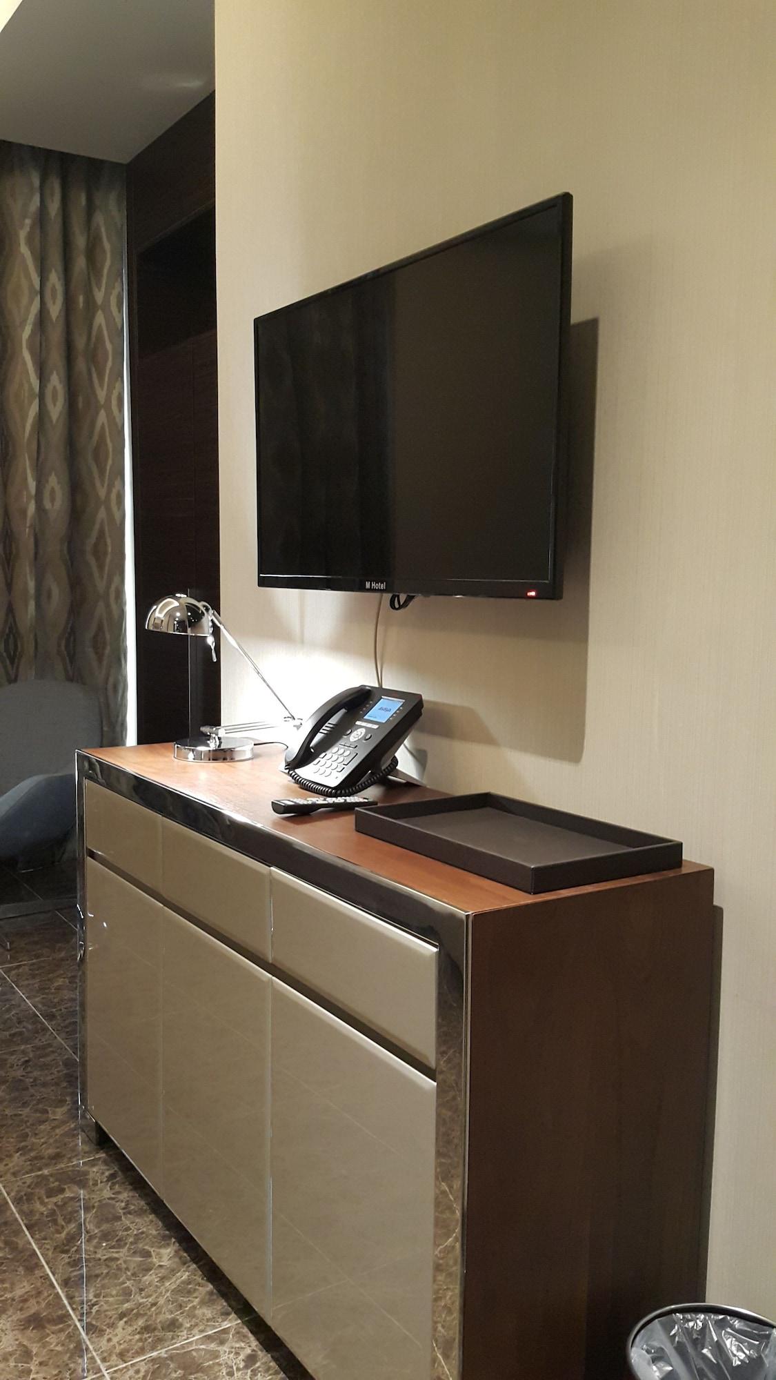M 호텔 마카 밀레니엄 메카 외부 사진 A television and telephone in a hotel room