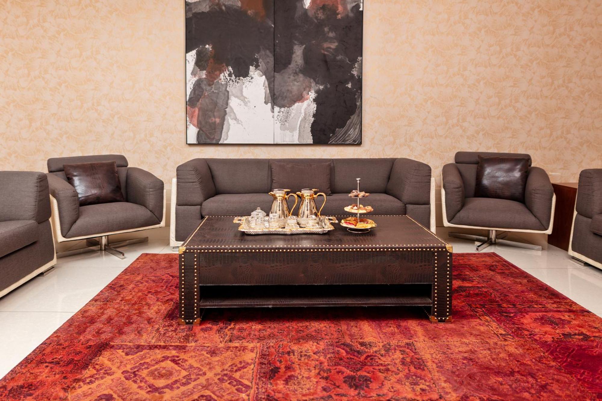 M 호텔 마카 밀레니엄 메카 외부 사진 A coffee table with a leather top